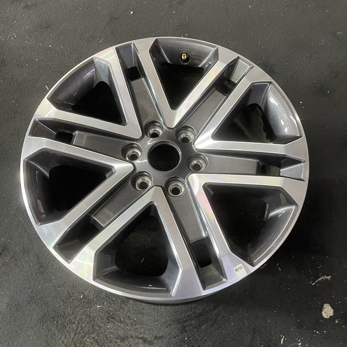 20" FORD F150 PICKUP 21-23 20x8.5, 6 spoke, machined dark gray Original OEM - Close-Up Detail