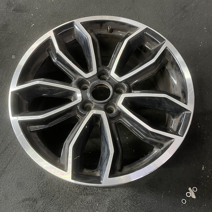 19" MUSTANG 13-14 19x8.5 , machined edges , 5 split spoke, Y spoke design - Close-Up Detail