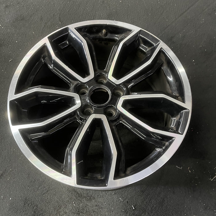19" MUSTANG 13-14 19x8.5 , machined edges , 5 split spoke, Y spoke design - Close-Up Detail