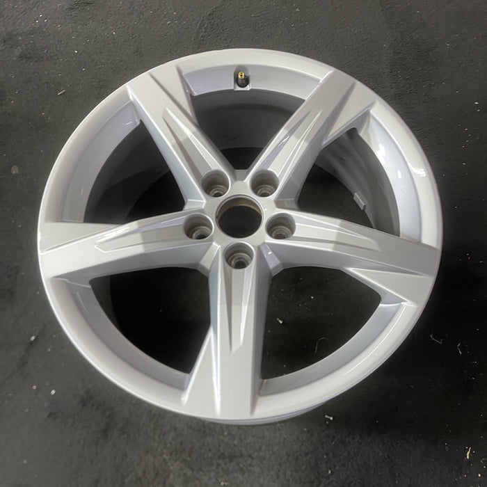 18" AUDI Q5 21 18x8 , Original OEM Wheel Rim - Close-Up Detail
