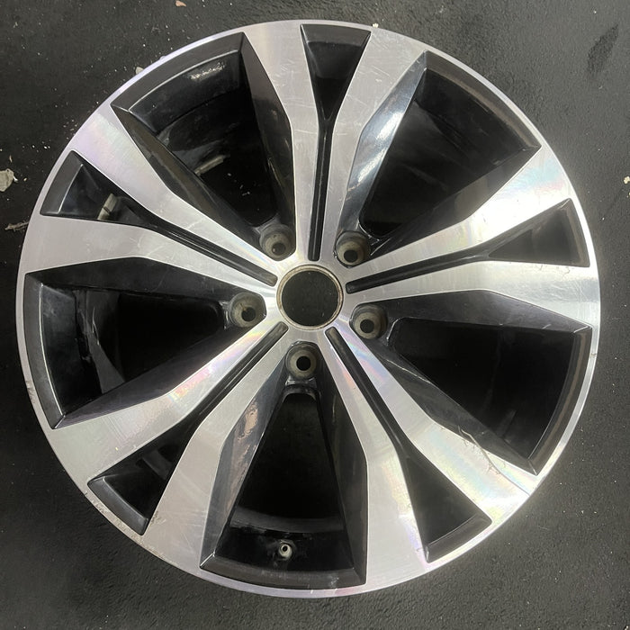 20" TOUAREG 17 20x9 , 5 spoke, double, angled spokes, machined black Original - Angle View