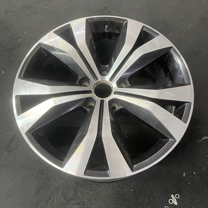 20" TOUAREG 17 20x9 , 5 spoke, double, angled spokes, machined black Original - Close-Up Detail