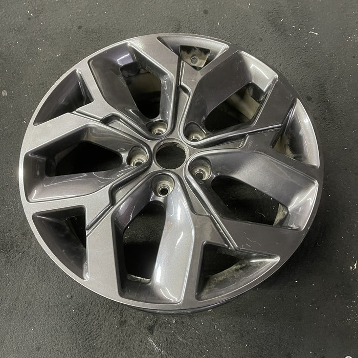 18" SPORTAGE 20 18x7 , 5 Y spoke, dark gray Original OEM Wheel Rim - Close-Up Detail