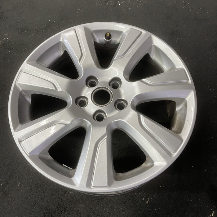 19" LR4 13 , 19x8 , 7 spoke Original OEM Wheel Rim - Close-Up Detail