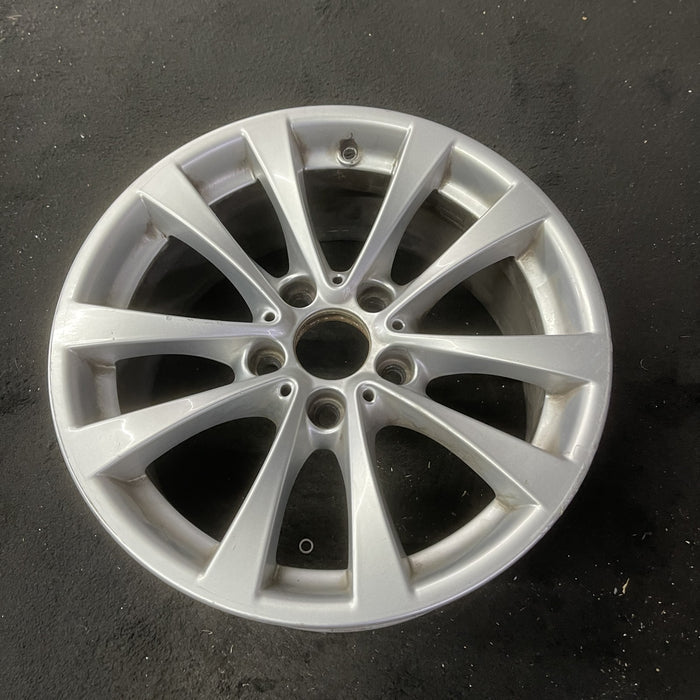 17" BMW 320i 12-13 , 17x7.5 , 5 spoke, V spoke, narrow spoke edge Original OEM - Close-Up Detail