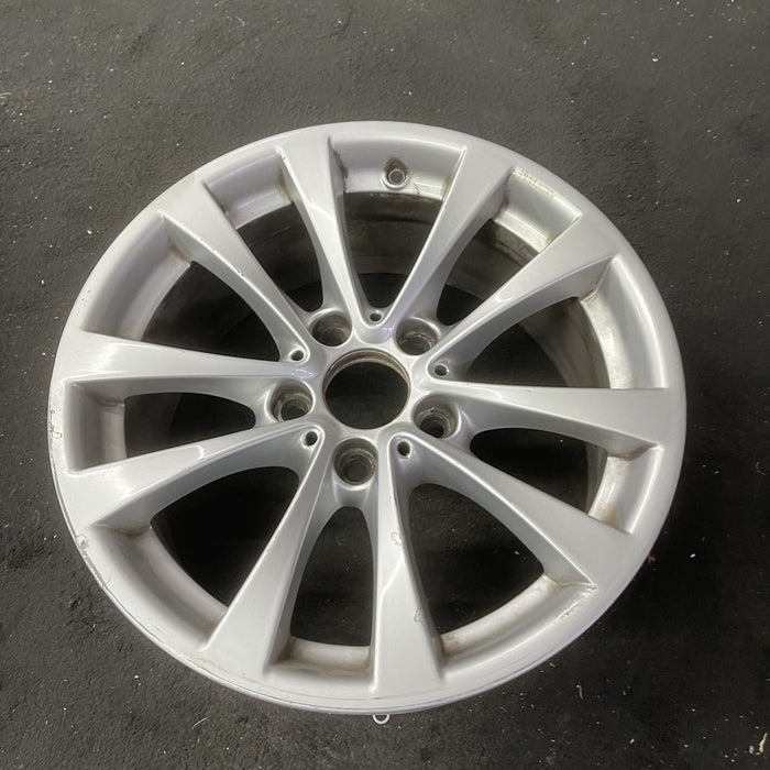 17" BMW 320i 12-13 , 17x7.5 , 5 spoke, V spoke, narrow spoke edge Original OEM - Close-Up Detail