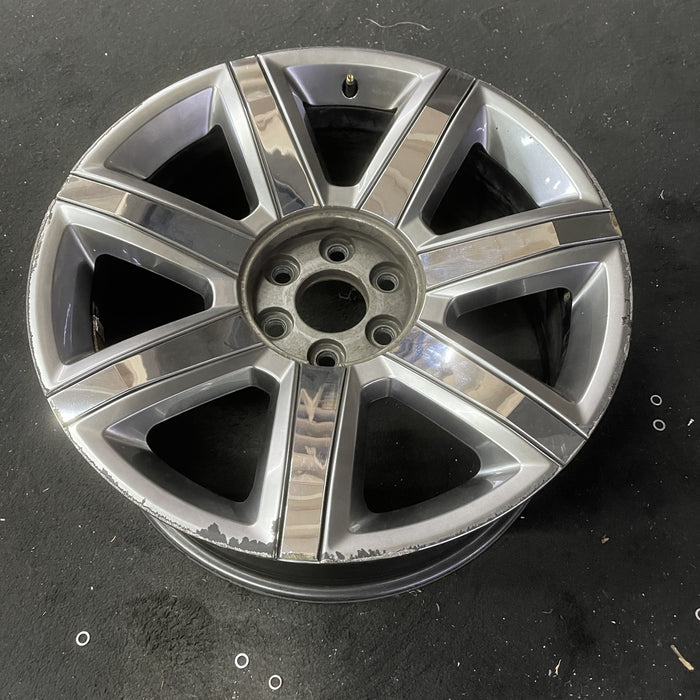 22" ESCALADE 15-20 22x9, 7 spoke, single, silver with chrome inserts, opt Q7L - Close-Up Detail