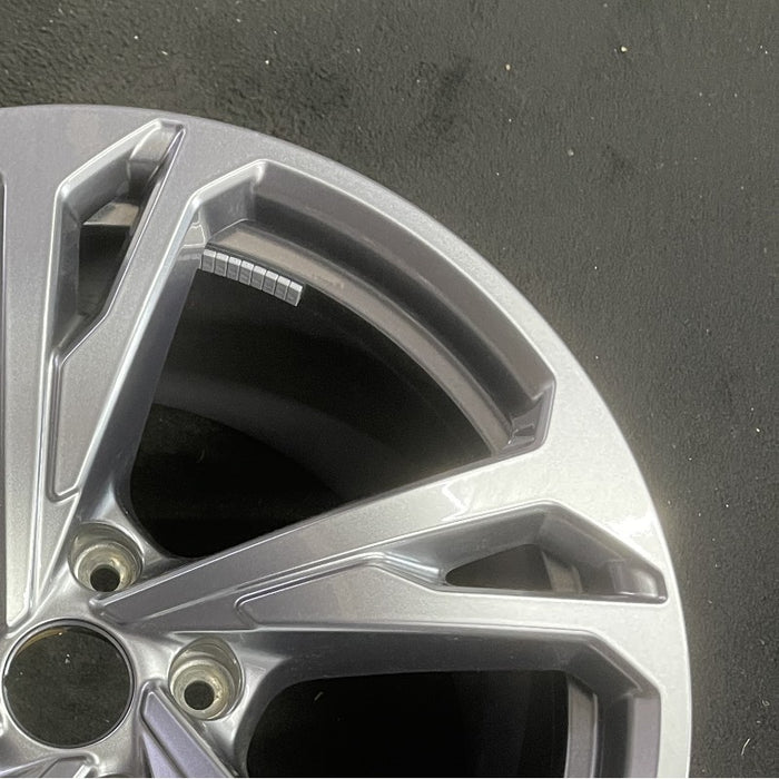 20" E-TRON GT 22-24 20x11 silver Original OEM Wheel Rim - Close-Up Detail