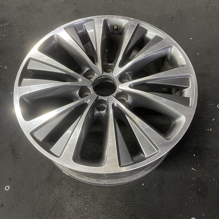 20" NAVIGATOR 15-17 20x8.5 , , machined face Original OEM Wheel Rim - Close-Up Detail