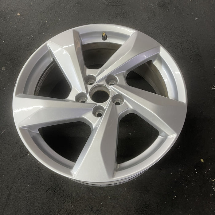 18" AUDI Q3 19-20 18x7 , Original OEM Wheel Rim - Close-Up Detail