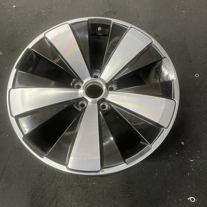 18" BEETLE 12-15 18x8 , 5 spoke Original OEM Wheel Rim - Close-Up Detail