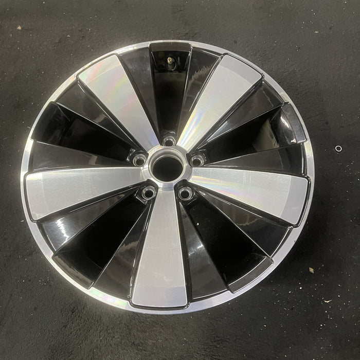 18" BEETLE 12-15 18x8 , 5 spoke Original OEM Wheel Rim - Close-Up Detail