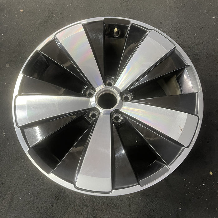 18" BEETLE 12-15 18x8 , 5 spoke Original OEM Wheel Rim - Close-Up Detail