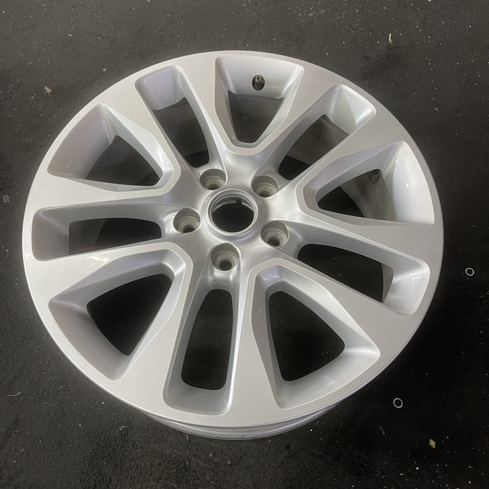 20" GRAND CHEROKEE 17 20x8, 5 spoke , w/o 75th Anniversary package; , silver - Close-Up Detail