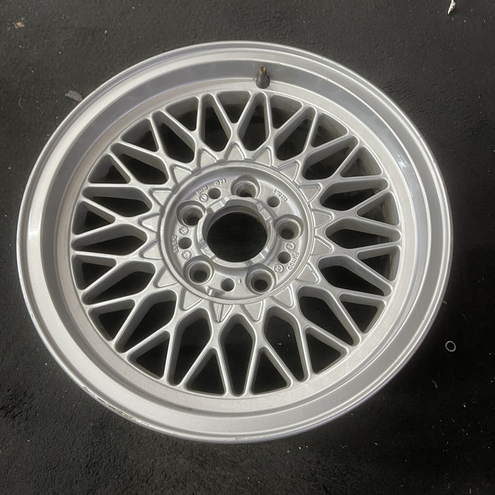 16" BMW 740i 95 , web design Original OEM Wheel Rim - Close-Up Detail