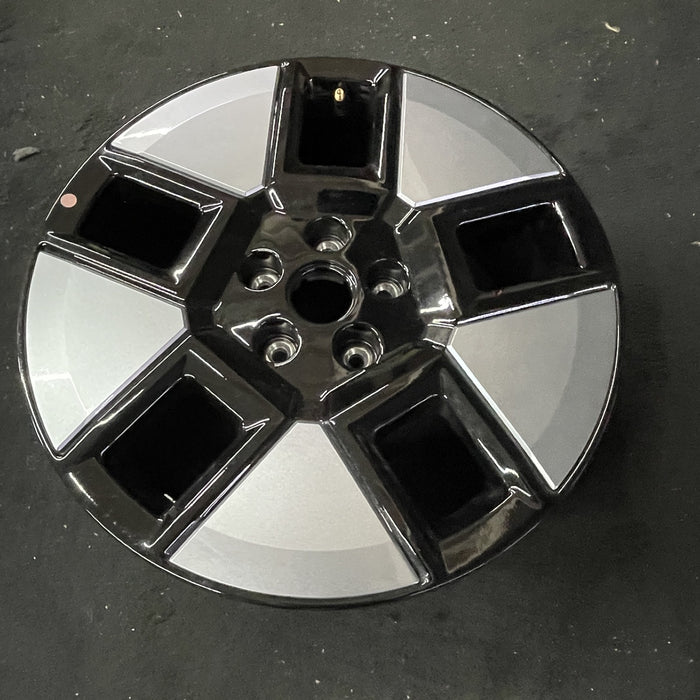 18" SANTA FE 24 hybrid, 18x7.5 Original OEM Wheel Rim - Close-Up Detail