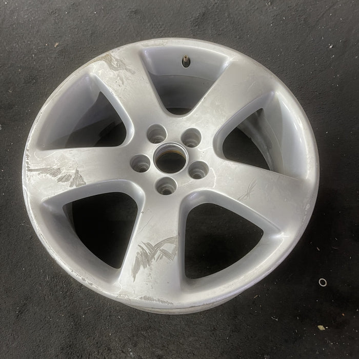 17" BEETLE 06-07 17x7 , 5 spoke , recessed center cap Original OEM Wheel Rim - Close-Up Detail