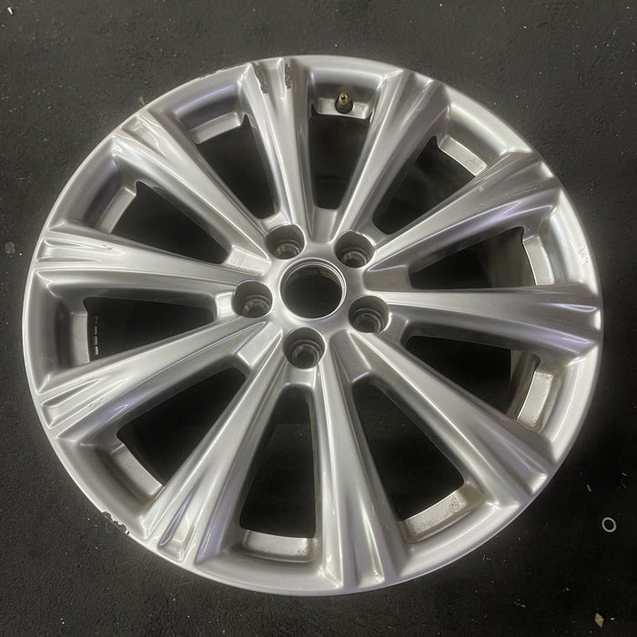 18" ESCAPE 17-18 18x7.5 , 10 spoke Original OEM Wheel Rim - Close-Up Detail