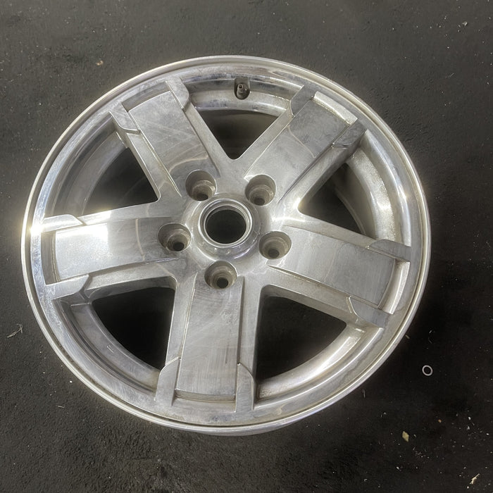 17" GRAND CHEROKEE 05 , Limited, chrome Original OEM Wheel Rim - Close-Up Detail