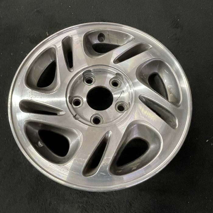 15" QUEST 96-98 15x6.5 , GXE Original OEM Wheel Rim - Close-Up Detail