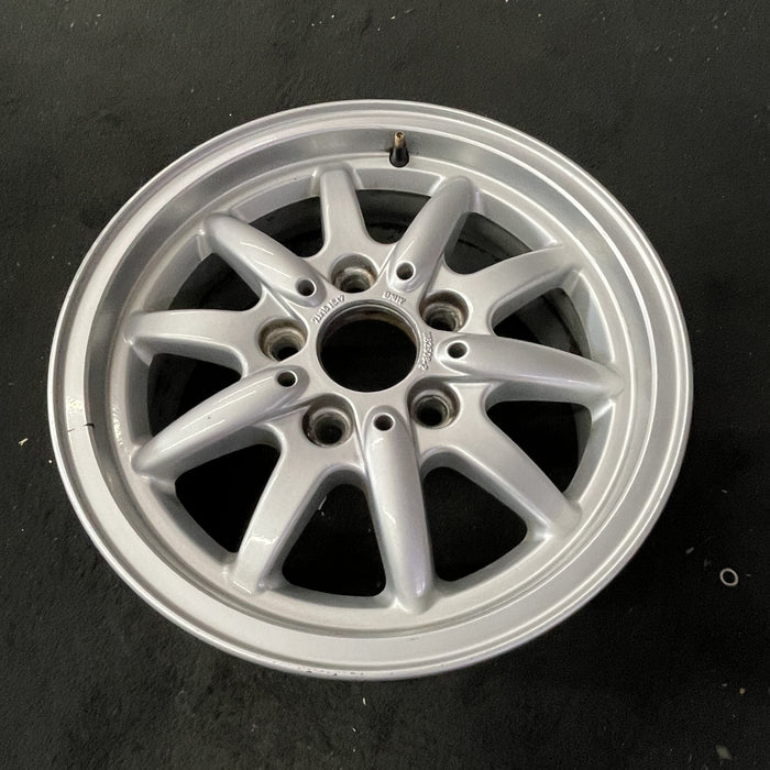 15" BMW 318i 95-96 15x7 , 10 spoke, flat face spoke, alternating spoke height - Close-Up Detail