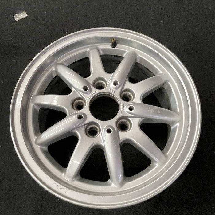 15" BMW 318i 95-96 15x7 , 10 spoke, flat face spoke, alternating spoke height - Close-Up Detail