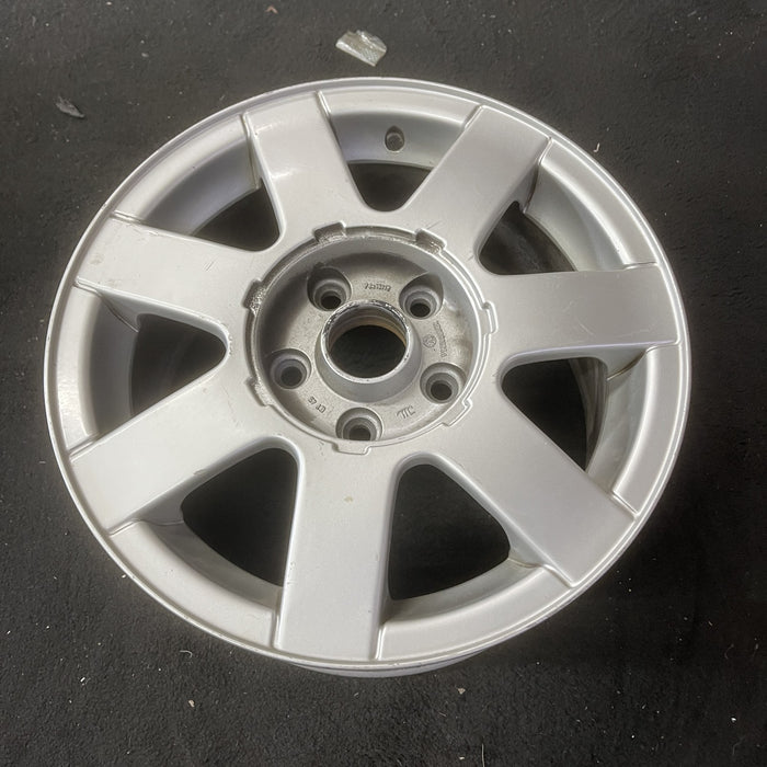 15" PASSAT 01 thru VIN 049999, 15x7 , 7 spoke Original OEM Wheel Rim - Close-Up Detail