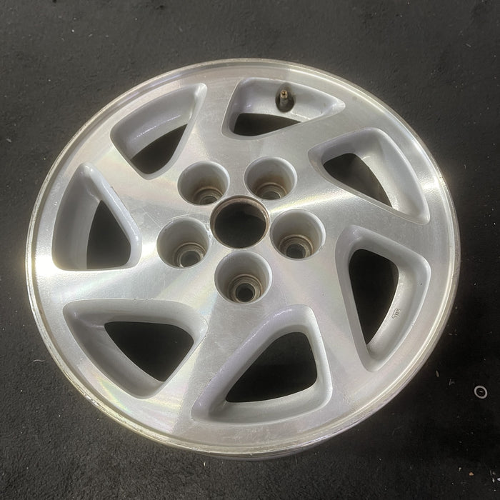 15" MAXIMA 95-96 15x6.5 , 7 spoke Original OEM Wheel Rim - Close-Up Detail