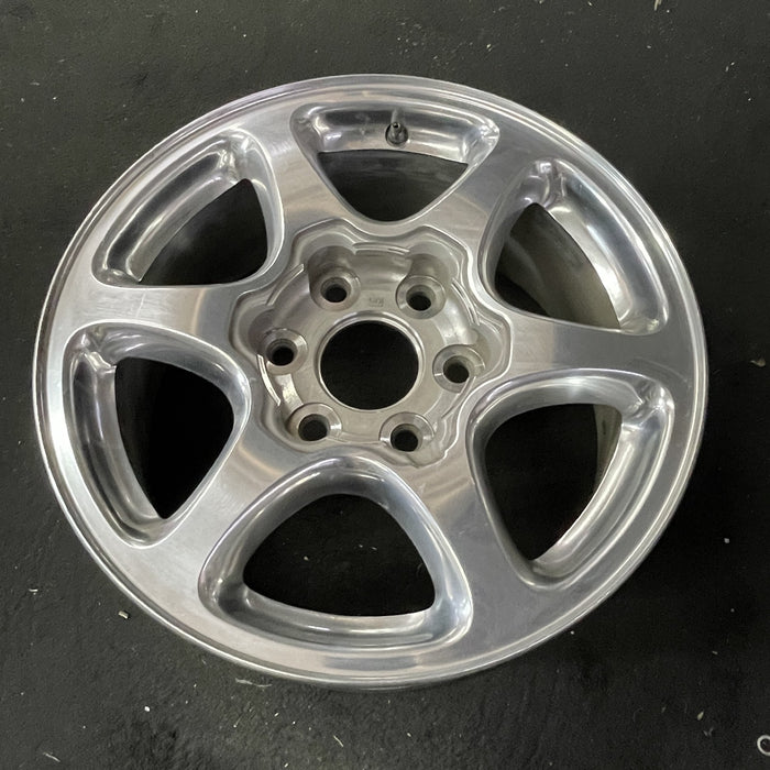 17" SIERRA 1500 PICKUP 01 17x7.5 , fully polished Original OEM Wheel Rim - Close-Up Detail