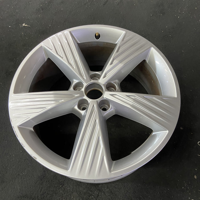 19" Q4 22-24 19x8, , single spoke Original OEM Wheel Rim - Close-Up Detail