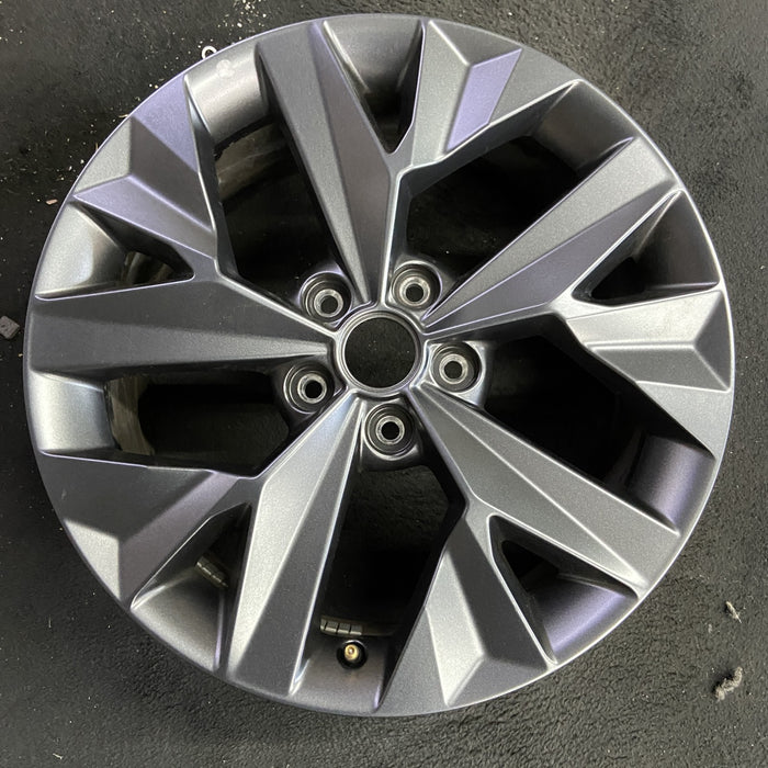 18" SPORTAGE 23-24 gasoline, 18x7.5 , gray Original OEM Wheel Rim - Angle View