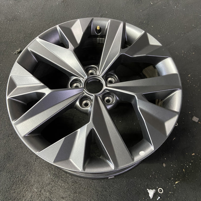 18" SPORTAGE 23-24 gasoline, 18x7.5 , gray Original OEM Wheel Rim - Close-Up Detail