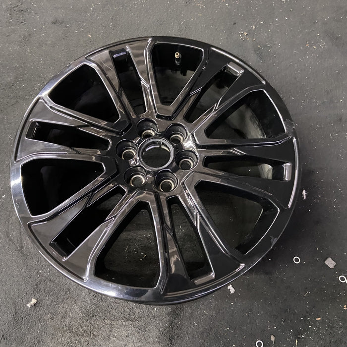 20" ACADIA 17 VIN Z , 20x8, 12 spoke Original OEM Wheel Rim - Close-Up Detail