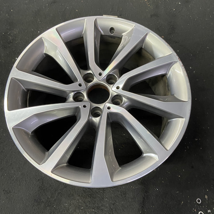 19" BMW X6 15-17 19x9 , , V spoke, w/dimples between lugs, 48mm offset Original - Close-Up Detail