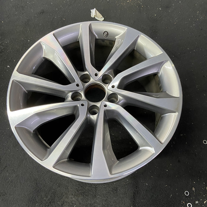 19" BMW X6 15-17 19x9 , , V spoke, w/dimples between lugs, 48mm offset Original - Close-Up Detail