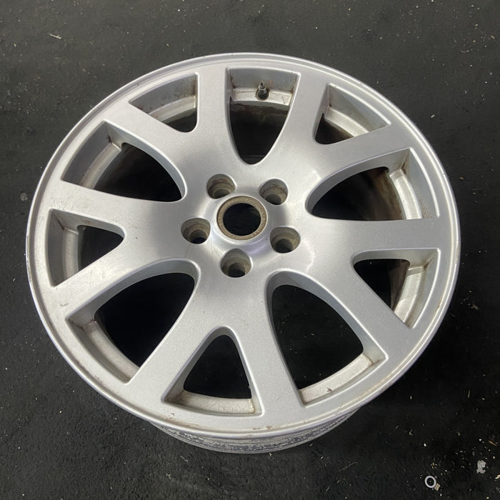 19" RANGE ROVER SPORT 06-08 , 19x9 , w/o dimpled rims Original OEM Wheel Rim - Close-Up Detail
