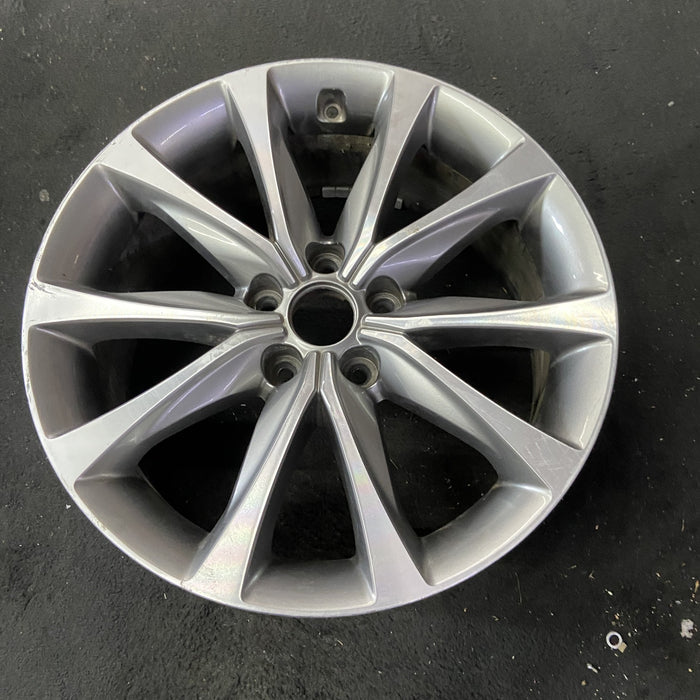 18" AZERA 15-17 , 18x7.5 Original OEM Wheel Rim - Close-Up Detail