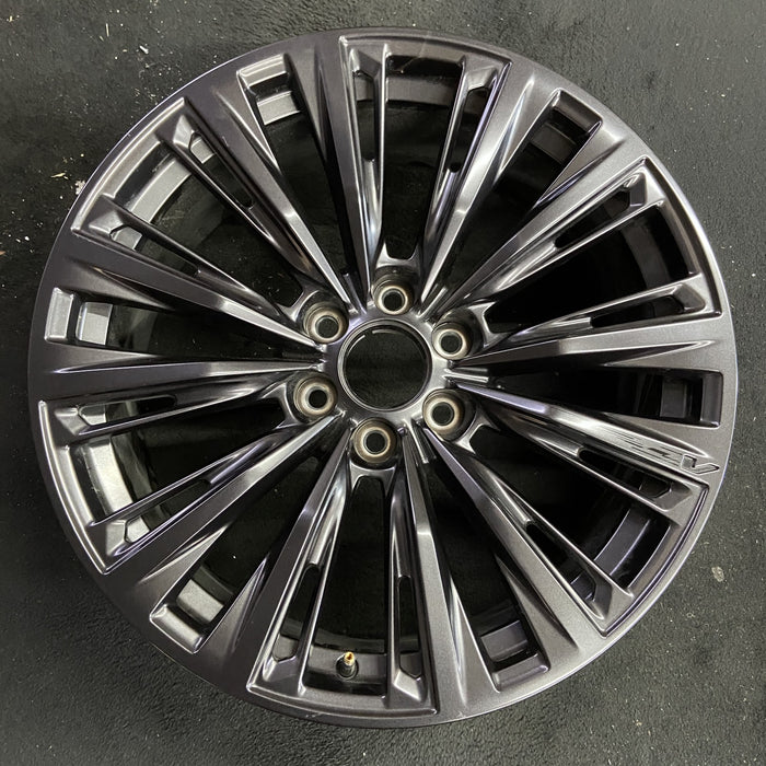 22" ESCALADE 23 22x9, 12 spoke, opt SQO Original OEM Wheel Rim - Angle View