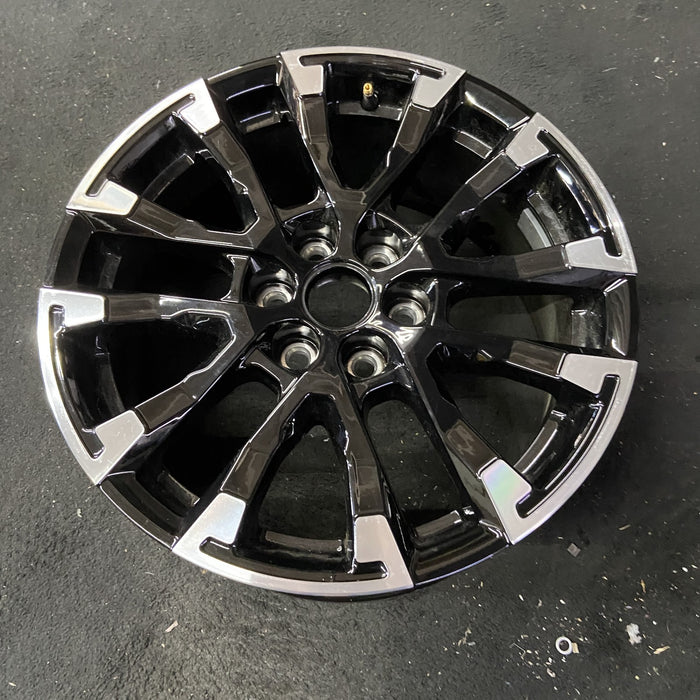 18" TRAVERSE 24 , 18x7.5, gloss black Original OEM Wheel Rim - Close-Up Detail