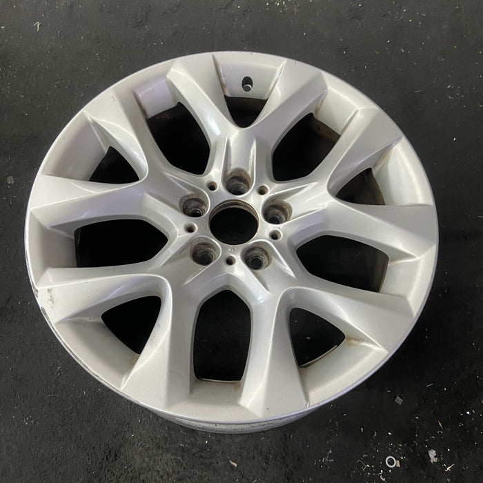 19" BMW X5 11-13 19x9 , 5 spoke, Y spoke, lug inside of spoke Original OEM - Close-Up Detail