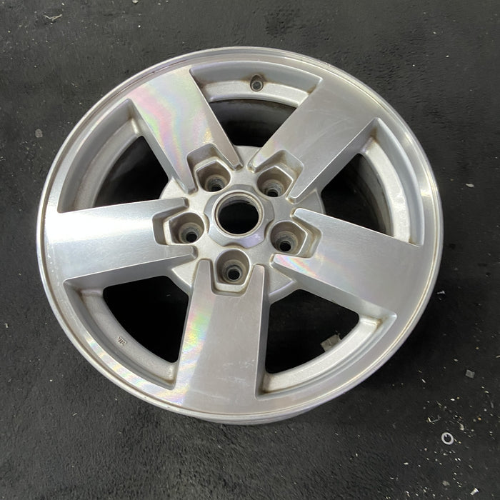 17" COMMANDER 06-08 17x7.5, aluminum, 5 spoke, spokes flush to outer rim - Close-Up Detail