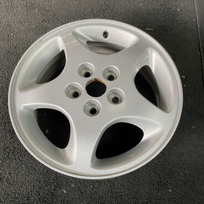 16" STRATUS 01-02 Cpe, 16x6, aluminum Original OEM Wheel Rim - Close-Up Detail