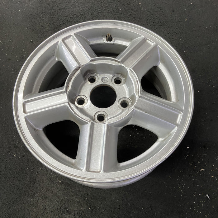 15" ESCAPE 01-04 15x6.5, , aluminum, grooved spokes Original OEM Wheel Rim - Close-Up Detail