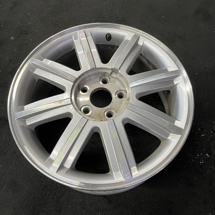 18" FIVE HUNDRED 05-06 18x7, Original OEM Wheel Rim - Close-Up Detail
