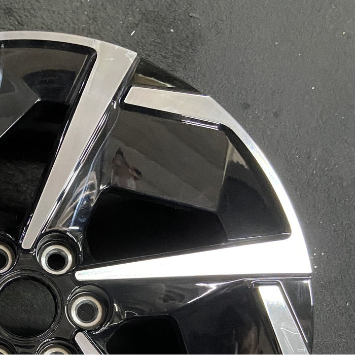 19" EQUINOX EV 24-25 19x8.5 opt REH Original OEM Wheel Rim - Close-Up Detail