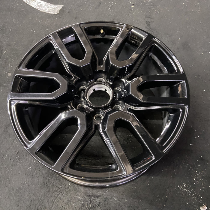 20" SIERRA 1500 PICKUP 19 , 20x9, 12 spoke, U spoke, gloss black Original OEM - Close-Up Detail