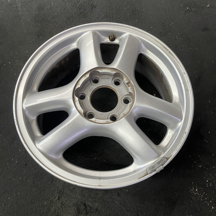 17" ENVOY 02-03 , aluminum, , Original OEM Wheel Rim - Close-Up Detail