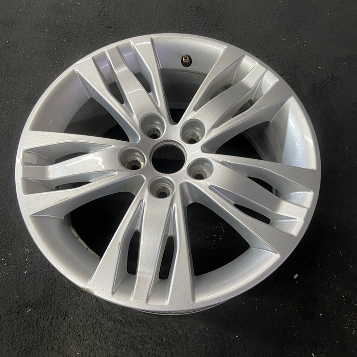 16" FOCUS 12 16x7 , 5 triple spoke Original OEM Wheel Rim - Close-Up Detail