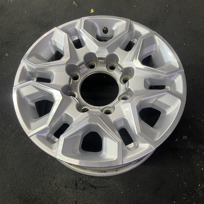 18" SILVERADO 2500 PICKUP 20 18x8, aluminum Original OEM Wheel Rim - Close-Up Detail