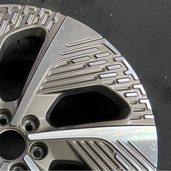 24" NAVIGATOR 25 24x9.5 6 spoke angled spoke Original OEM Wheel Rim - Close-Up Detail
